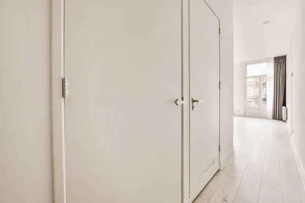 Interior Cocina Blanca Vacía Con Ventanas Suelo Parquet Madera —  Fotos de Stock