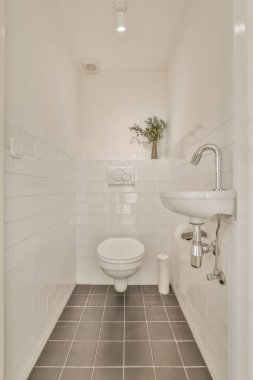 Modern tasarımı olan parlak minimalist banyo.