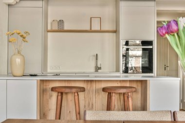 Geniş bir pencereden harika bir manzarası olan rahat, ferah ve parlak bir yemek alanı.