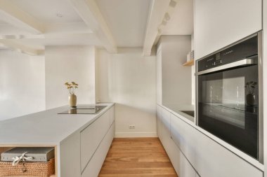 Geniş, parlak mutfak, yemek alanı, modern tasarım ve panoramik pencereler.