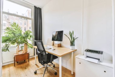 Boş tahtaya karşı bilgisayar monitörleri olan rahat sandalye ve çağdaş düz ev ofisinde ayna