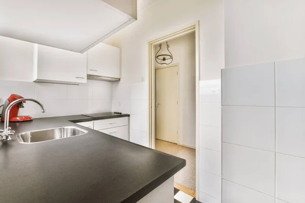 Dobrze Zorganizowane Małe Wnętrze Kuchni Domowej Umywalką Pod Oknem Lekkie — Zdjęcie stockowe