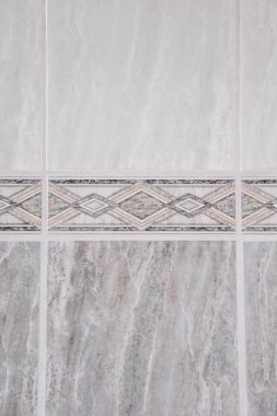 Şatafatlı gri mermer banyo duvarı desenli.