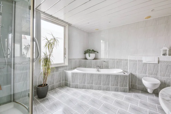 Bagno Interno Lusso Con Pareti Marmo — Foto Stock