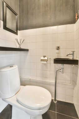 Modern tasarımı olan parlak minimalist banyo.