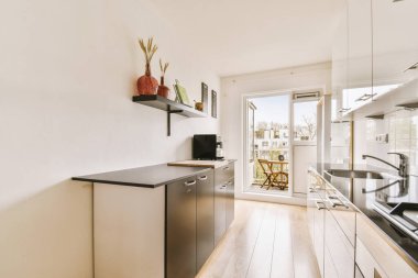 Geniş tavan arası dairesi, yemek masası ve çatısı olan açık mutfak sandalyeleri.