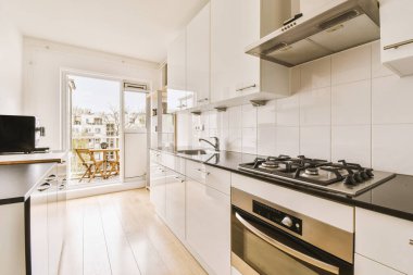 Geniş tavan arası dairesi, yemek masası ve çatısı olan açık mutfak sandalyeleri.