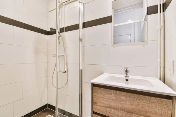 Badezimmer Mit Weiß Gefliesten Wänden Und Offener Dusche Der Nähe — Stockfoto