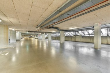 Modern tarzda yapılmış geniş yeraltı otoparkı.