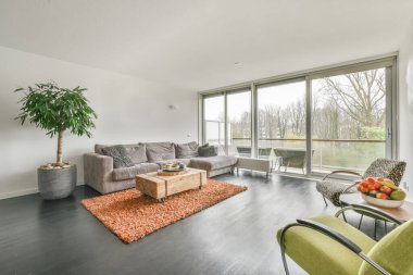 Geniş bir pencereden harika bir manzarası olan rahat, ferah ve parlak bir yemek alanı.