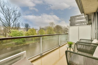 Açık hava eğlencesi için parlak geniş balkon