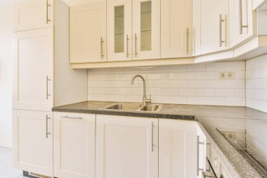 Seçkin bir evin güzel mutfağının içi.