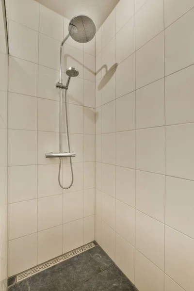 Interior Kamar Mandi Kontemporer Dengan Shower Dan Tenggelam Dalam Gaya — Stok Foto