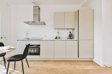 Soba ve fırını olan tezgahlar evdeki yemek odasının yanındaki modern mutfağa yerleştirildi.