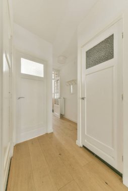 Parke zemin merdiveni ve penceresi minimalizm tarzında geniş, parlak bir koridor.