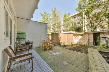 Açık hava eğlencesi için minimalist parlak ve peyzajlı arka bahçe.