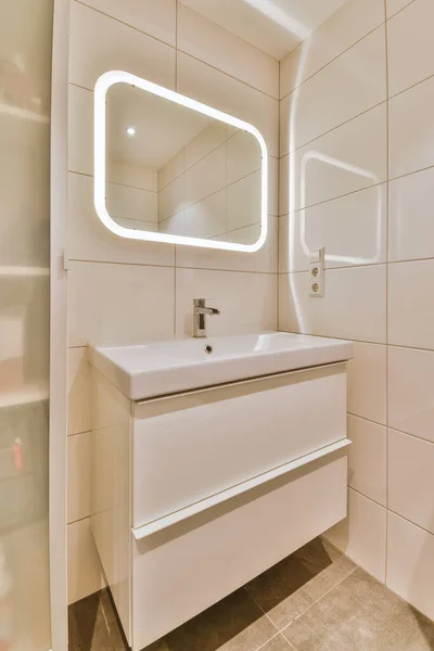 Waschbecken Mit Wasserhahn Und Flüssigseife Hängen Gefliester Wand Unter Spiegel — Stockfoto