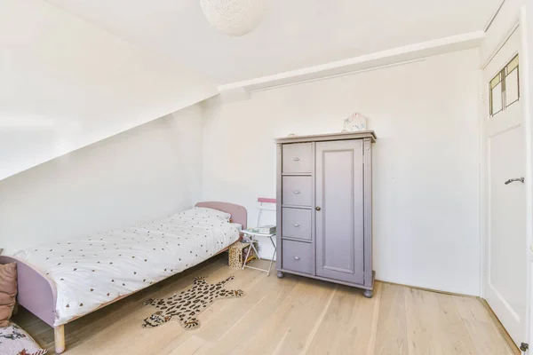 Interior Del Dormitorio Infantil Moderno Con Cama Estantes Con Varios — Foto de Stock