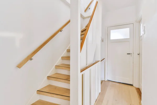 Escalera Caracol Blanca Que Conecta Los Niveles Casa Contemporánea Con —  Fotos de Stock