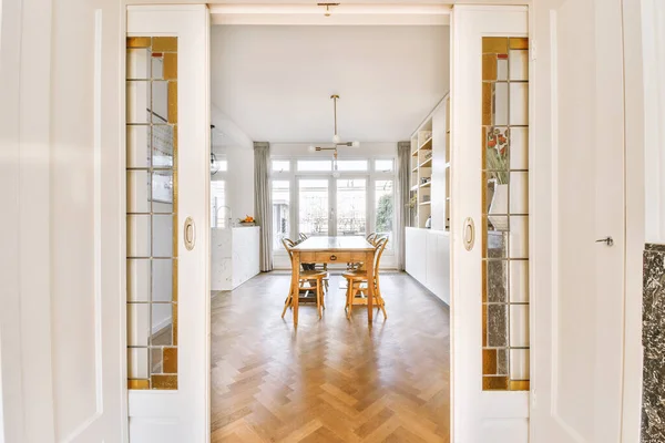 Interior Spacious Light Dining Room Elegant Chandelier Located Kitchen Comfortable — Stok fotoğraf