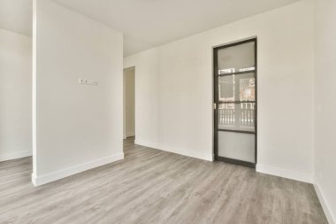 Lüks bir evde rahat ve ferah boş bir oda.