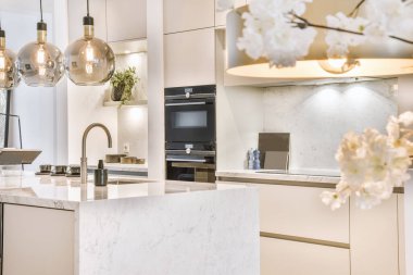 Seçkin bir evin güzel mutfağının içi.