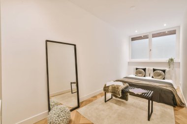 Rahat yatak ve geniş yatak odasında yumuşak halı. İç dekorasyonu çok az.