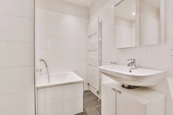 Aynalı Lavabolar Modern Banyoda Beyaz Fayanslı Duvarları Olan Temiz Bir — Stok fotoğraf