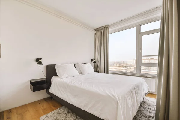 현대의 아파트의 침실에 커튼이 침대가 가까이에 — 스톡 사진