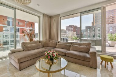 Beyaz dolaplar, ahşap mutfak tezgahı ve oturma odasında yemek masası.