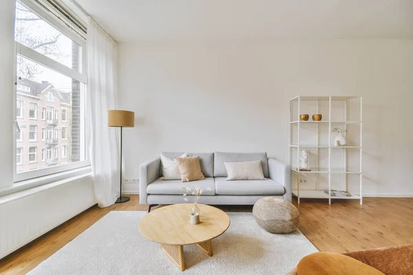 Stijlvol Interieur Van Ruime Woonkamer Met Grote Ramen Witte Muren — Stockfoto