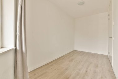 Lüks bir evde rahat ve ferah boş bir oda.