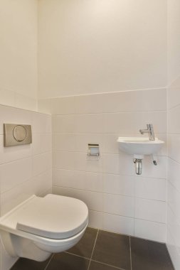 Modern tasarımı olan parlak minimalist banyo.