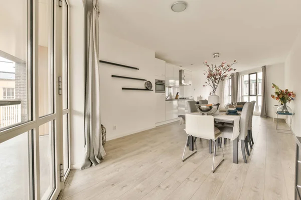 Geräumige Helle Küche Mit Essbereich Modernem Design Und Panoramafenstern — Stockfoto
