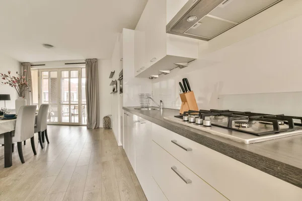 Geräumige Helle Küche Mit Weißen Wänden Und Fliesenboden — Stockfoto
