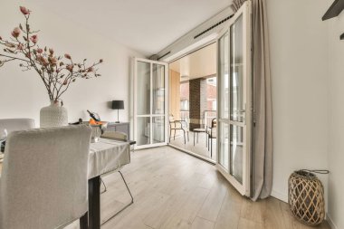 Geniş, parlak mutfak, yemek alanı, modern tasarım ve panoramik pencereler.