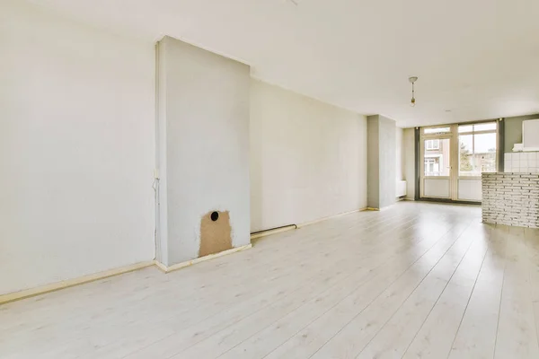 Interior Cozinha Branca Vazia Com Janelas Piso Parquet Madeira — Fotografia de Stock