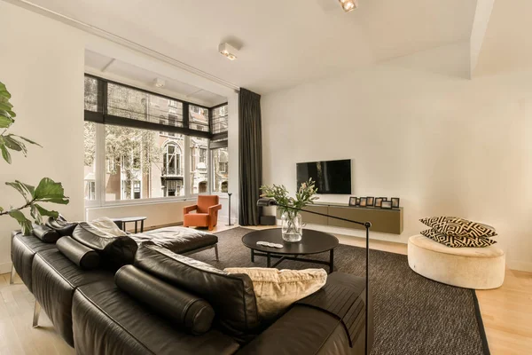 Interieur Woonkamer Met Comfortabele Bank Tegen Ramen Modern Appartement — Stockfoto