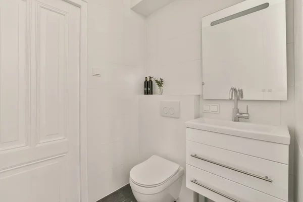 Современный Туалет Керамическая Раковина Установлены Белых Плиточных Стенах Возле Зеркала — стоковое фото