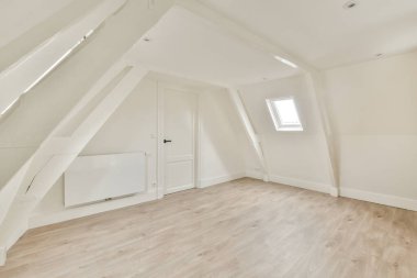 Lüks bir evde rahat ve ferah bir mansard tarzı boş bir oda.