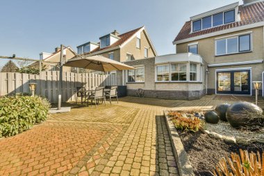 Binaya yakın bir cadde manzarası, dışarısı çok güzel.