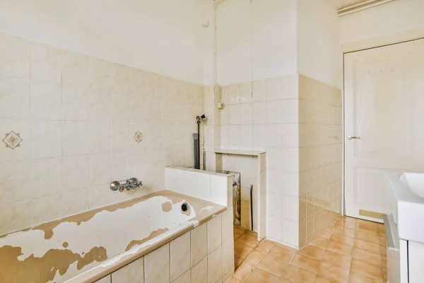 Sinks Mirrors Clean Bathtub Modern Bathroom White Tiled Walls — Zdjęcie stockowe