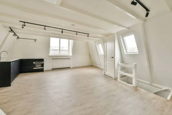 Cozy Spacious Mansard Styled Empty Room Luxury House — Zdjęcie stockowe