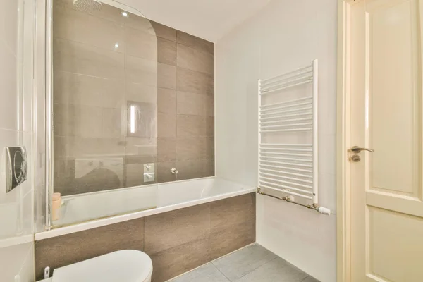 Evdeki Çağdaş Banyoda Ayna Kapının Yanındaki Masaya Musluk Takılı Lavabo — Stok fotoğraf