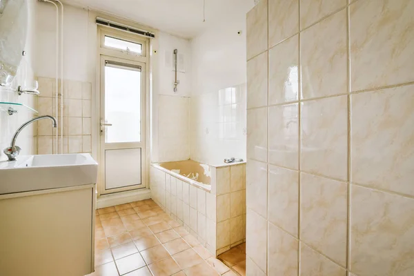 Sinks Mirrors Clean Bathtub Modern Bathroom White Tiled Walls — Fotografia de Stock