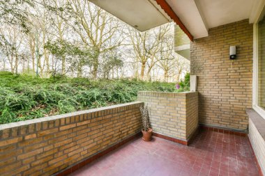 Açık hava eğlencesi için parlak geniş balkon