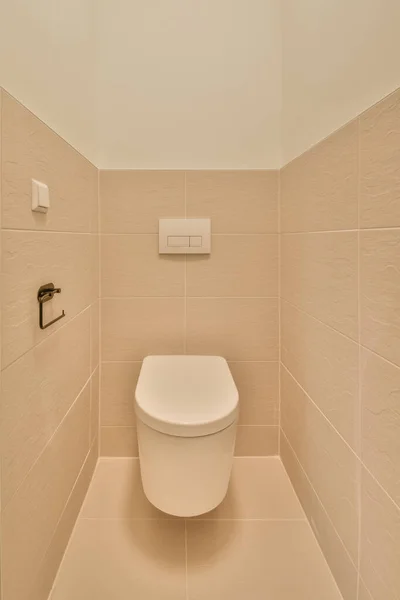 Modern Toalett Installerad Beige Vägg Knapp Och Belyst Hylla Ljus — Stockfoto