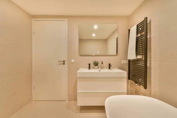 Sinks Mirrors Clean Bathtub Modern Bathroom White Tiled Walls — Stock Fotó