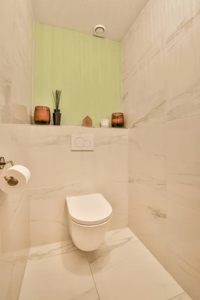 Interno Bagno Stretto Con Lavabo Parete Appeso Con Pareti Bianche — Foto Stock