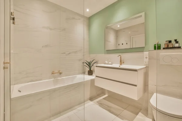 Çağdaş Apartmandaki Açık Tuvaletteki Cam Kapılı Aynalı Döşeme — Stok fotoğraf